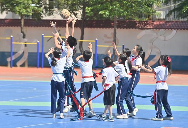 5月13日，学生在大课间打竹球。新华社记者　黄孝邦　摄