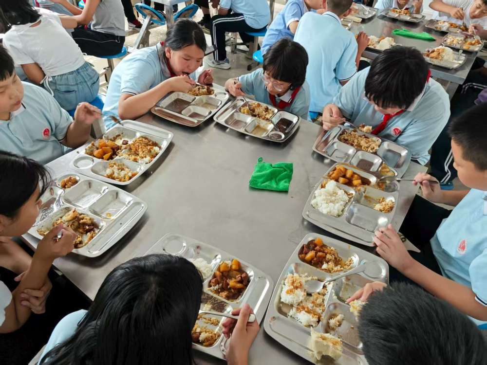 河北兴隆县六道河小学学生正在食堂用餐。(受访者供图)