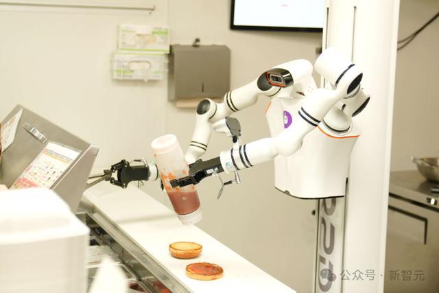 清华校友打造人形机器人最靓小腰精!商场擦鞋熊猫陪玩,订单爆棚