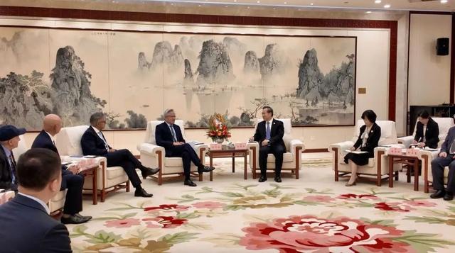 17日,中国贸促会会长任鸿斌在北京与英伟达公司首席执行官黄仁勋举行会谈。王东宇 摄