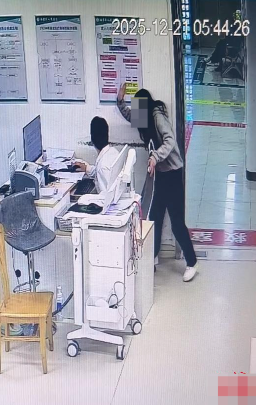 ▲女子扇医生耳光 视频截图