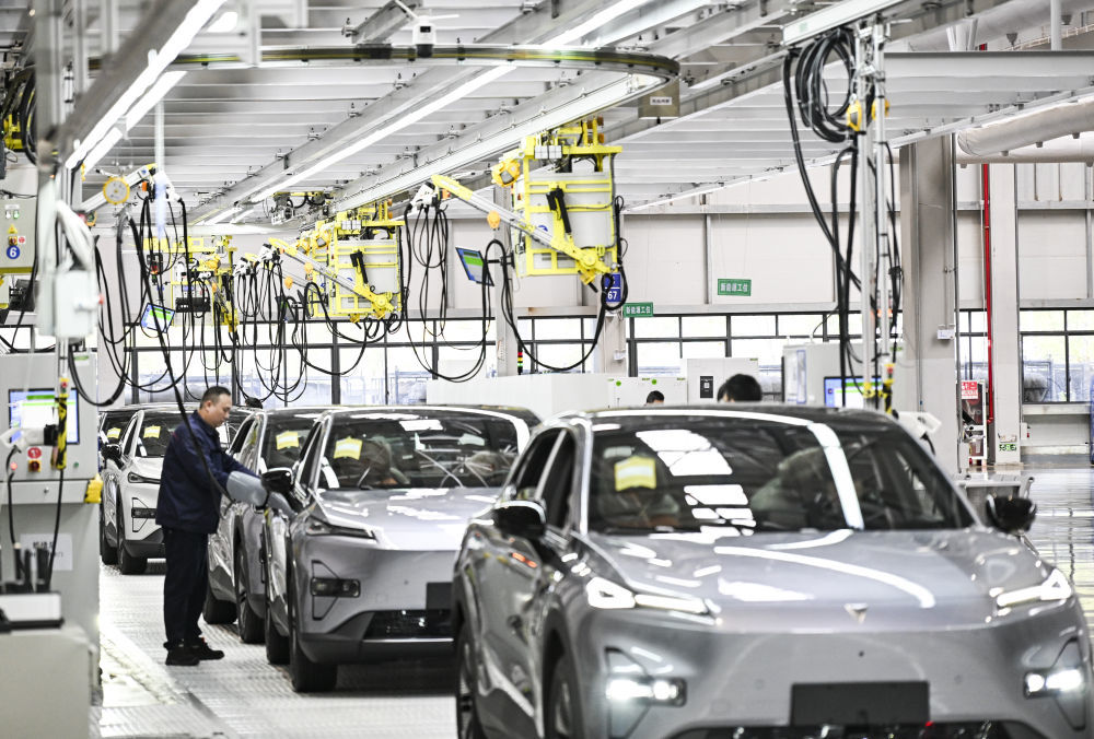 3月6日,，工人在位于重慶市渝北區(qū)的長安汽車數(shù)智工廠總裝車間作業(yè),。新華社記者 王全超 攝