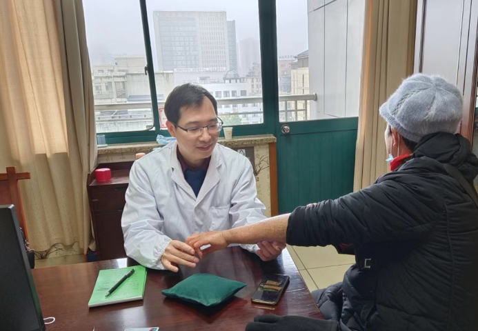 杨科朋在门诊中/浙江省新华医院供图