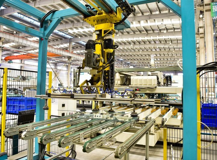 这是4月14日在安徽合肥长丰县拍摄的一新能源汽车配套企业的玻璃生产线。新华社发（孔根龙 摄）