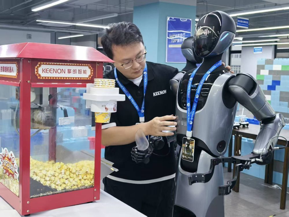 9月12日，在擎朗智能的测试区，工作人员正在对人形机器人进行调试。新华社记者 杨洋 摄