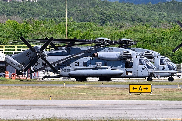 12月16日,波多黎各庞塞,美国海军陆战队一架CH-53“海上种马”直升机在梅塞迪塔国际机场滑行。 视觉中国