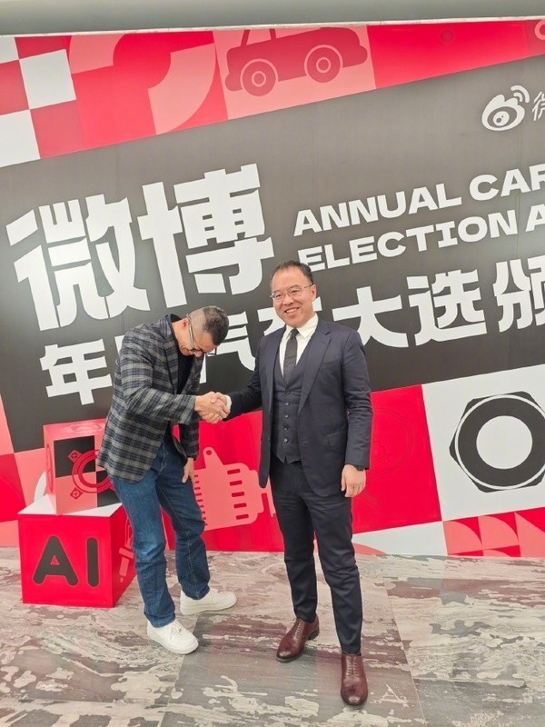 陈震（左）向吉祥高档副总裁杨学良迎面致歉