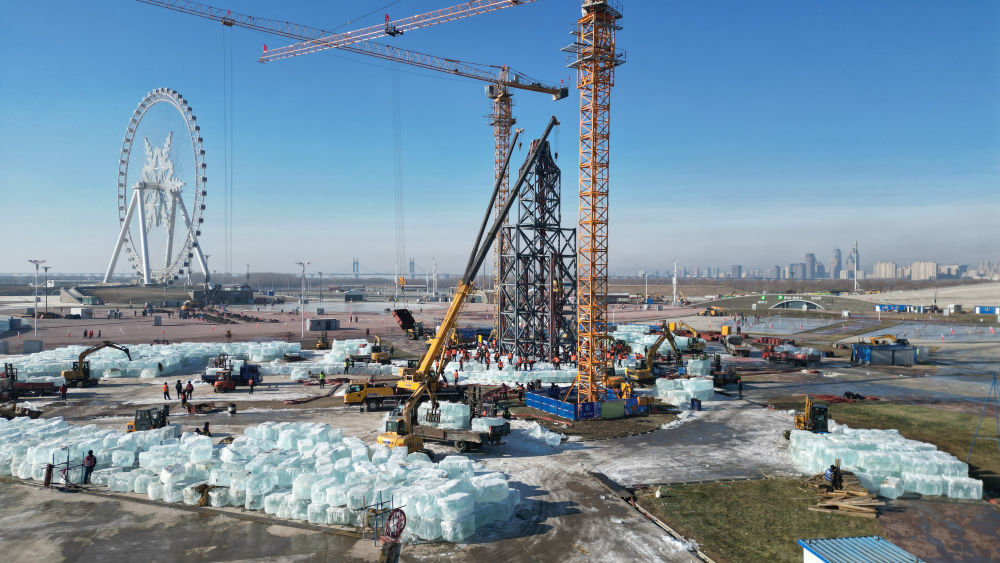 2025年11月25日,随着20万立方米存冰陆续运抵园区,第二十七届哈尔滨冰雪大世界冰建工程正式启动(无人机照片)。新华社发(刘洋 摄)