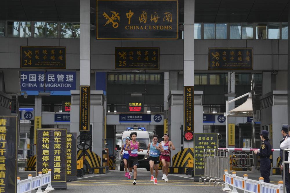11月15日,参赛选手在比赛中经过深圳湾口岸。新华社记者 丁增尼达 摄
