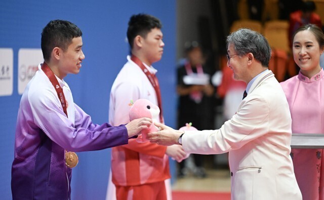 12月6日，中国香港乒乓总会主席余国樑（右二）为在特奥乒乓球男子单打16-21岁组比赛中获奖的香港选手颁奖。赛事组委会供图