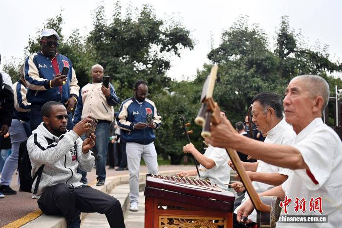 图为学员在皋兰什川古梨园了解当地民俗文化　中新社记者　九美旦增　摄