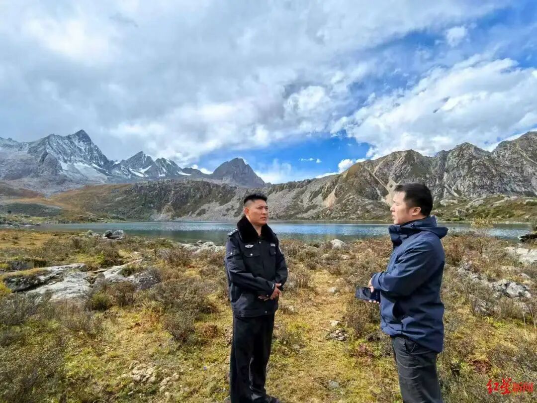 ▲仁真东周(左)向记者介绍救援小林的情况