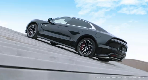 62.8万起 四大黑科技傍身!比亚迪最狠轿车仰望U7开启交付