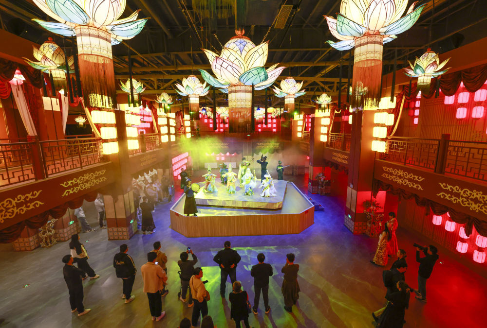 在乌鲁木齐“丝路有戏”园区内，游客正在观看演出（2025年4月18日摄）。新华社记者 王菲 摄