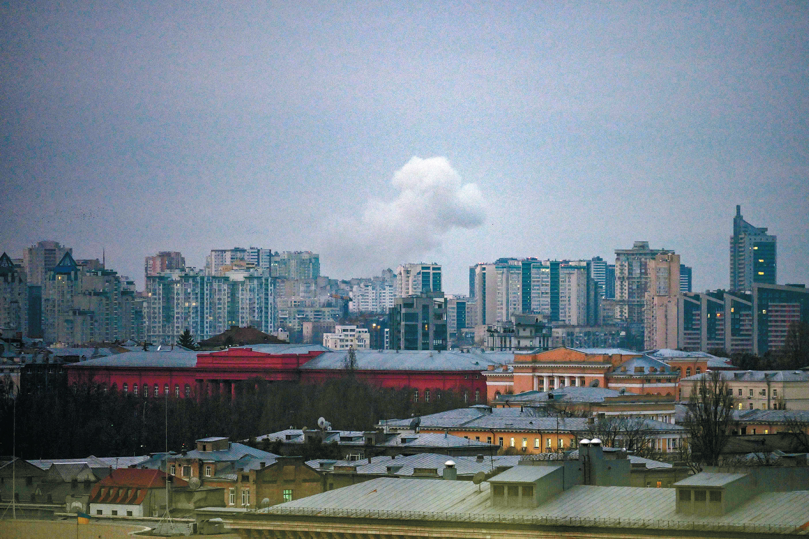 25日,乌克兰首都基辅再次遭到俄导弹和无人机袭击,基辅上空升起浓烟。(视觉中国)