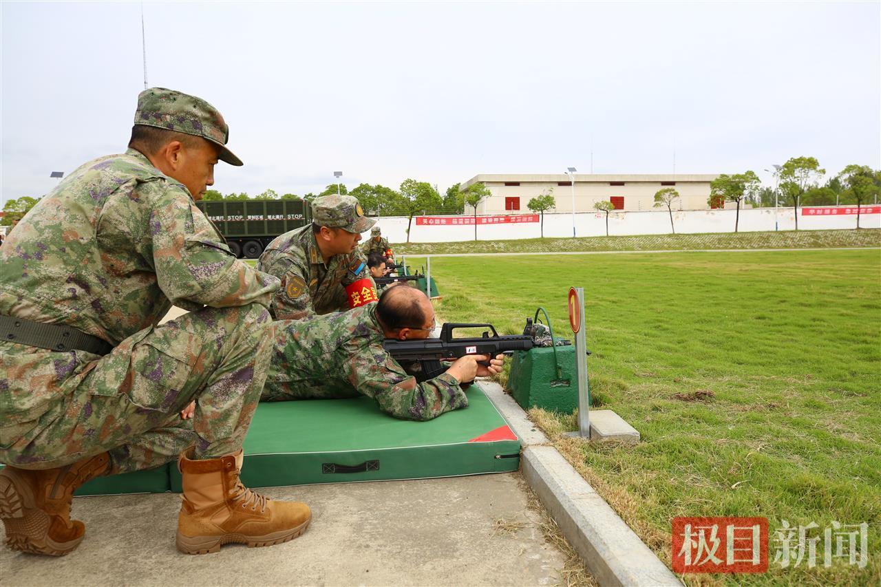 体验实弹射击.JPG