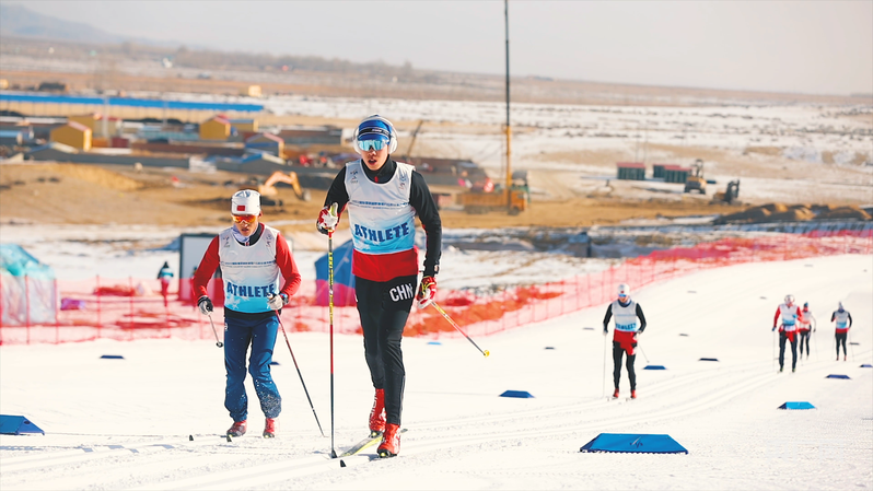 国际雪联越野滑雪FIS积分系列赛温泉站比赛现场 (央广网发 赵星 摄)