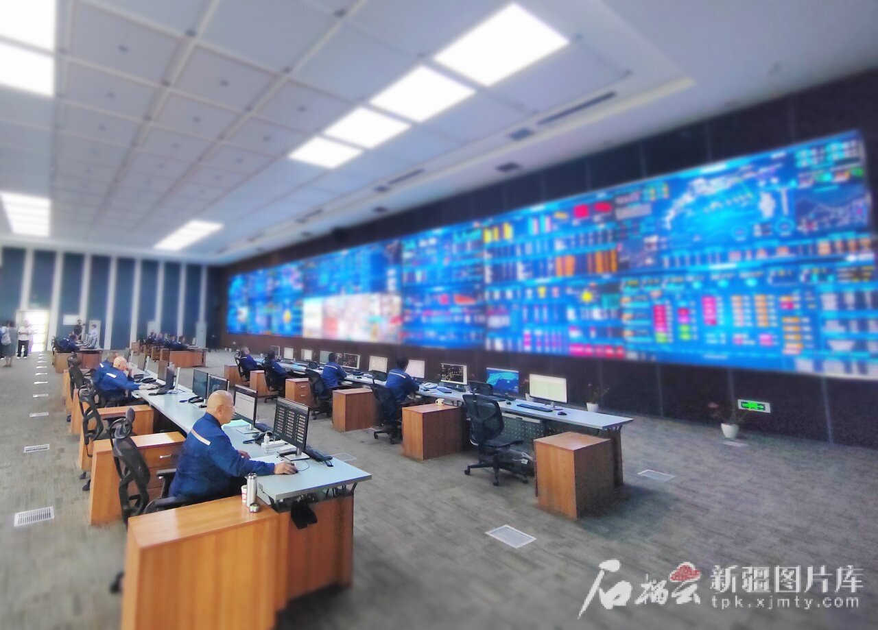 8月9日,工作人员在管控中心查看各类数据。