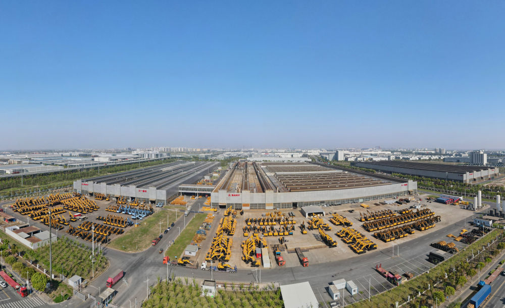 空中俯瞰上海三一重机股份有限公司外景(无人机全景照片,2025年4月15日摄)。新华社记者 方喆 摄