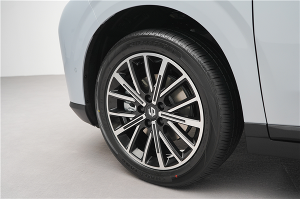 15万级首搭激光雷达城区智驾!零跑B10内饰首秀:能提前锁定爆款吗