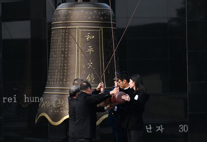 社会各界代表在侵华日军南京大屠杀遇难同胞纪念馆撞响和平大钟(2024年12月13日摄)。新华社记者 季春鹏 摄