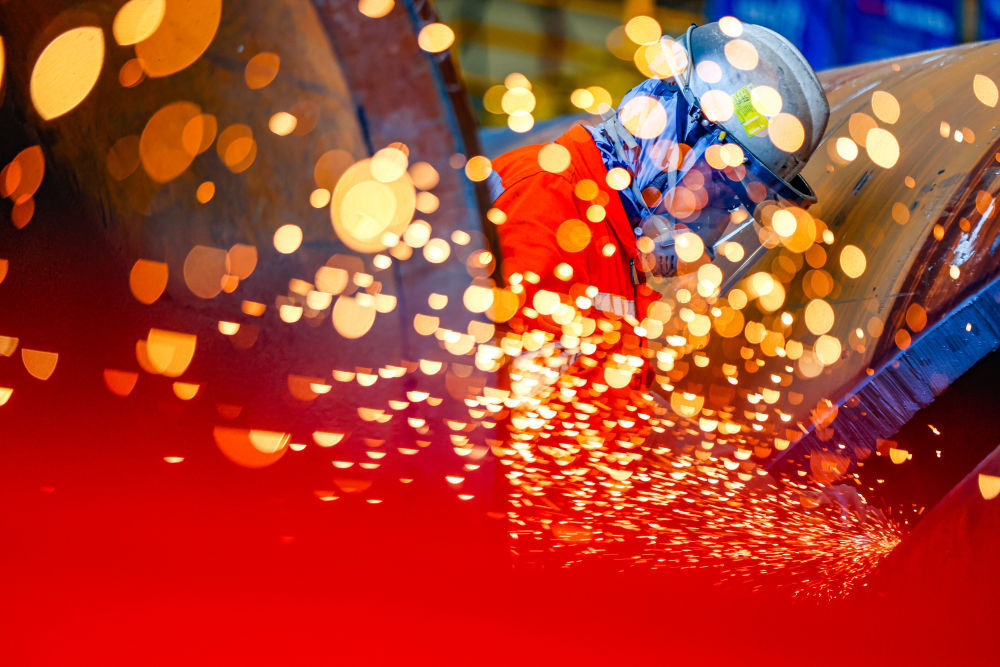 这是10月1日,在天津市滨海新区,渤海油田工人进行打磨作业。新华社发(杜鹏辉摄)