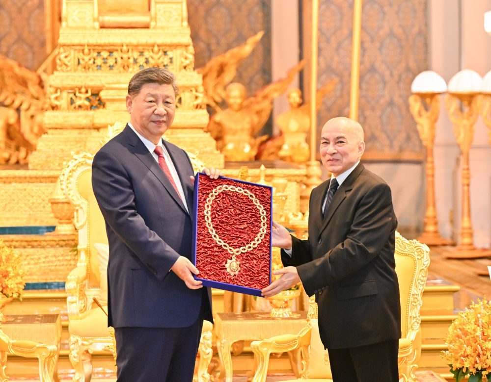 4月17日下午，柬埔寨国王西哈莫尼同中国国家主席习近平在金边王宫举行会见。这是西哈莫尼向习近平颁授“柬埔寨王国民族独立大项链级勋章”。新华社记者 殷博古 摄