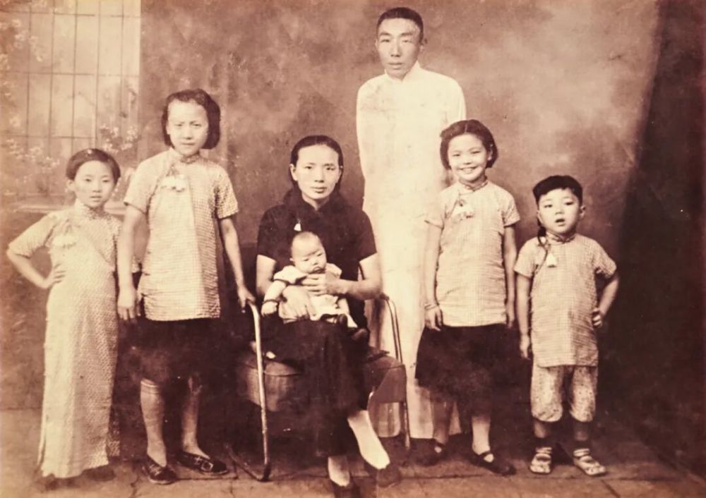 1945年，夏淑琴（左二）和妹妹（左一）与舅舅一家合影（翻拍照片）。新华社记者 季春鹏 摄