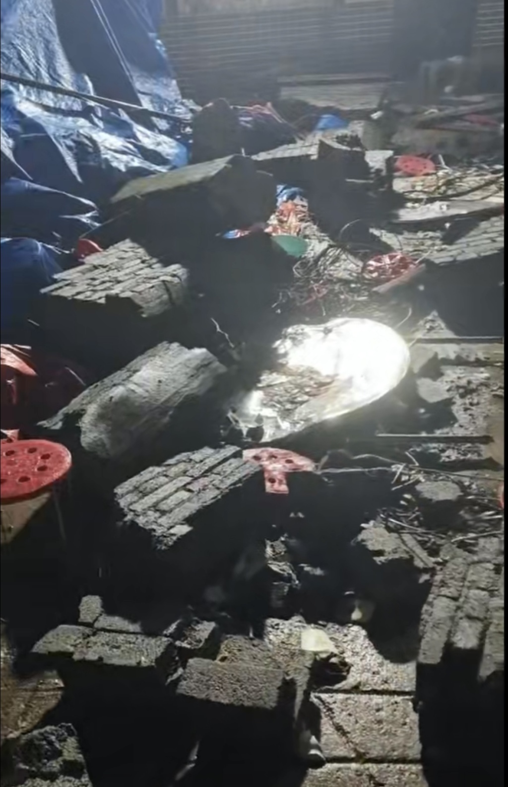 围墙倒塌后,一片狼藉。