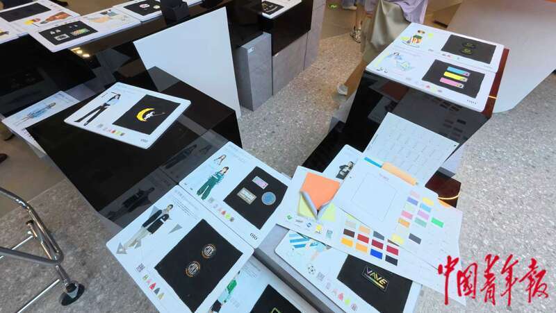 福建晋江运动时尚(全球)创新中心,设计师工作室的桌面上散落着运动时尚服饰设计稿、配色卡和材料样本。中青报·中青网见习记者 陈思阳/摄