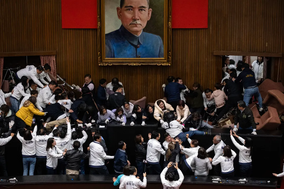 图1：12月20日，台湾当局立法院蓝白绿党团因为三大法案争议爆发激烈冲突期货配资排名，来源：端传媒。