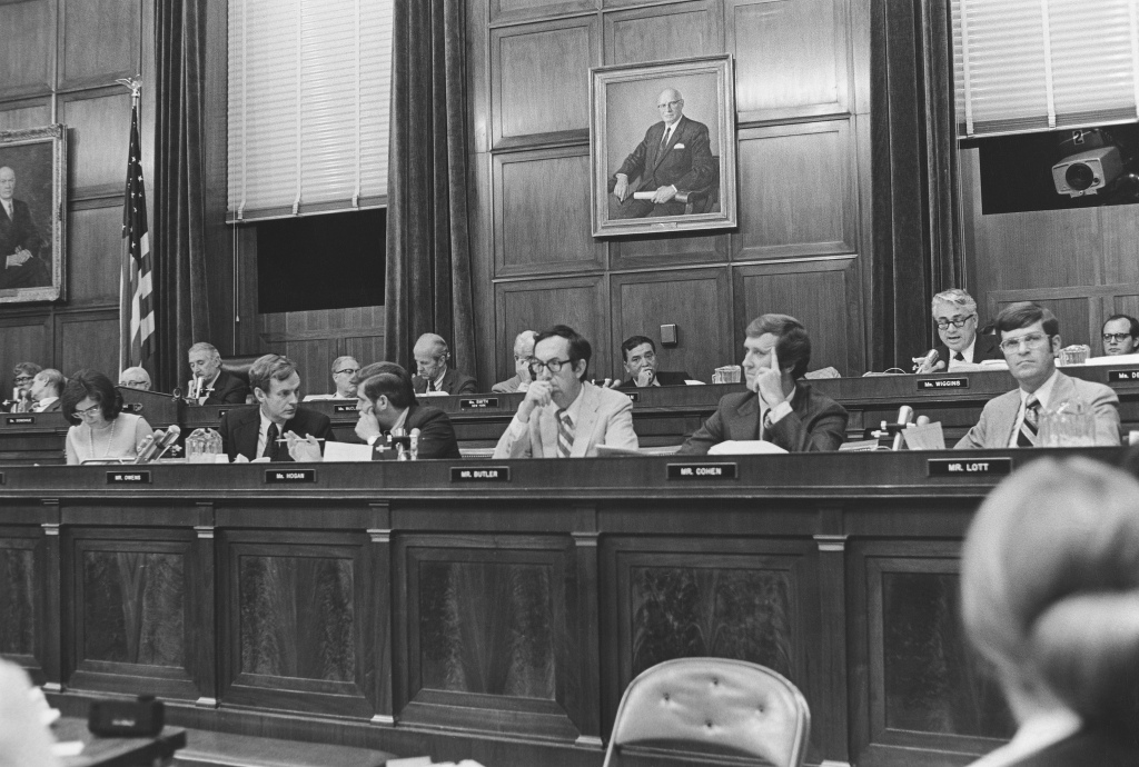 当地时间1974年7月29日,美国华盛顿特区,司法委员会弹劾小组会议,听取与水门事件有关的证据。视觉中国 图