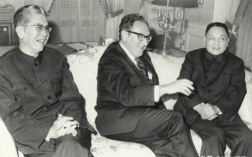 1974年4月15日,美国纽约华尔道夫酒店,基辛格和邓小平会面。