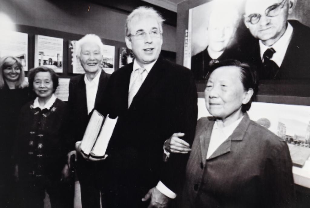 ↑2009年5月1日，夏淑琴（右一）与约翰&middot;拉贝的孙子托马斯&middot;拉贝（右二）在位于南京的拉贝故居留影（翻拍照片）。德国商人约翰&middot;拉贝写下《拉贝日记》记录南京大屠杀历史，夏淑琴的遭遇被记录在其中。