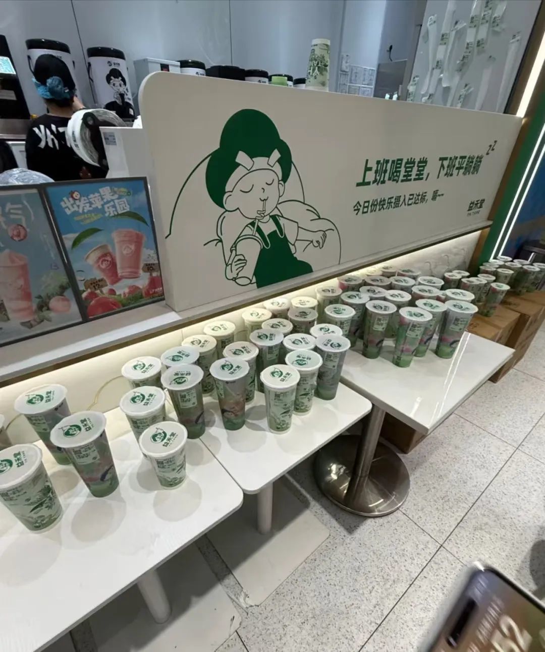 太浪费!蜜雪冰城大量免费奶茶被废弃?