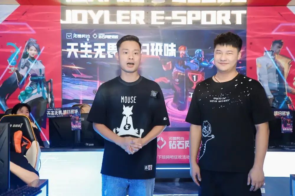 〓 张全蛋现身广州站比赛现场,给工友们带来很大惊喜