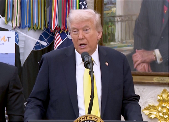 当地时间10月15日,特朗普在白宫椭圆形办公室举行的新闻发布会上回答记者提问。 图源:英国广播公司(BBC)视频截图