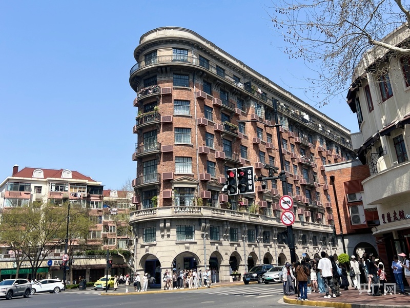 武康大楼为衡复历史风貌保护区标志性建筑(央广网记者 郭振丹 摄)