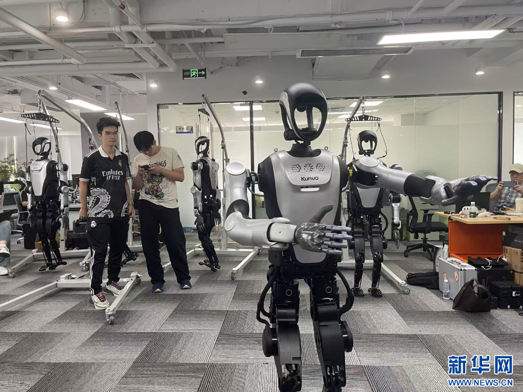 乐聚机器人“夸父”表演太极。新华网发(俞欢摄)