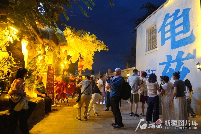 7月2日，台湾科技大学新疆参访团师生在库车市龟兹小巷打卡拍照。库车市融媒体中心记者 歹淑丽摄