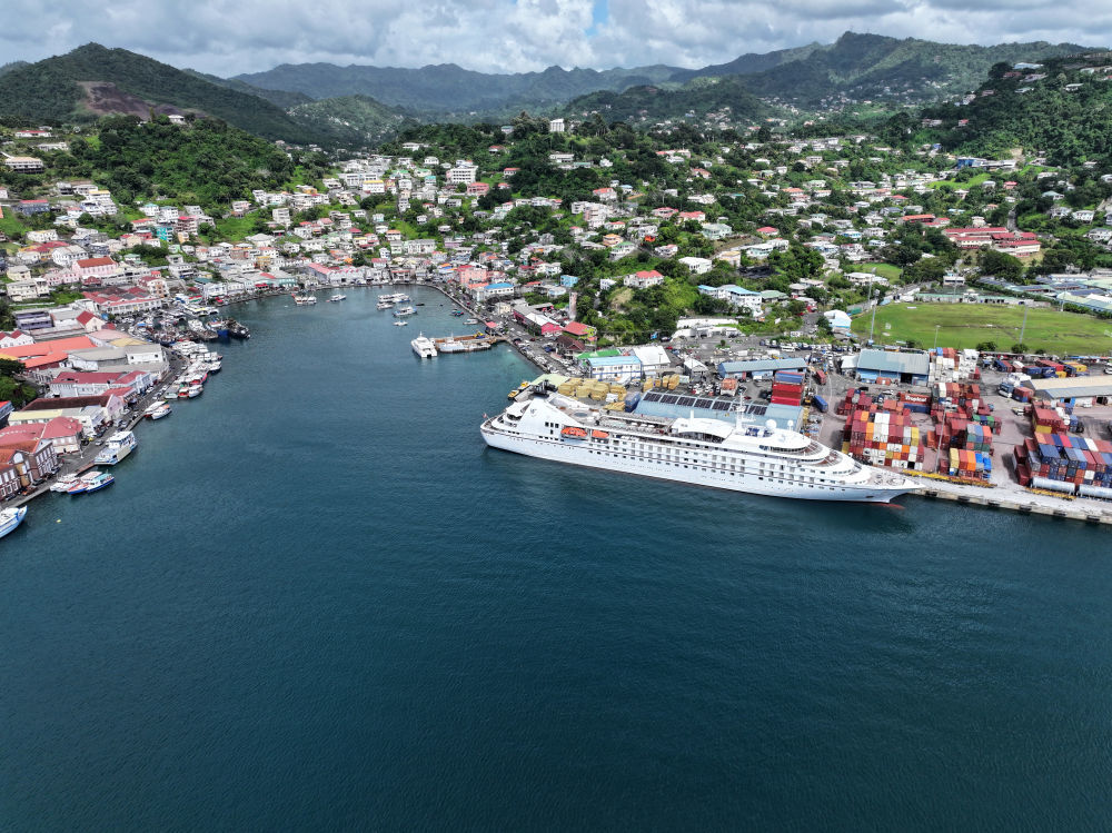 这是1月7日拍摄的格林纳达首都圣乔治风光（无人机照片）。新华社记者赵凯摄