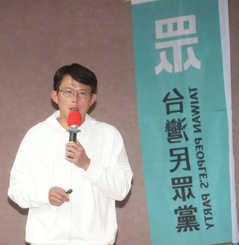 民眾黨新北市黨部舉辦2025民眾新北幹部首場座談,代理主席黃國昌出席,針對外界質疑他要如何將小草變蔥粉,他也回應小草就是小草,永遠都是台灣民眾黨的小草,未來小草將變成大草原。記者葉信菉/攝影