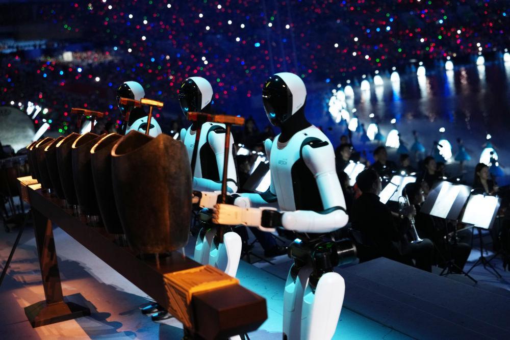 人形机器人在十五运开幕式上表演。图源新华社。