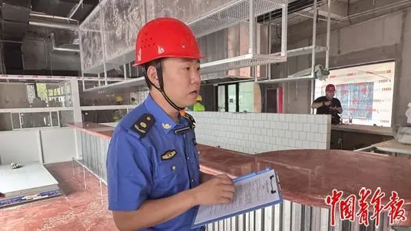 7月29日,天津市河北区鸿顺里街道综合执法大队大队长孙韬拿着小散工程施工安全检查清单。中青报·中青网见习记者 赵丽梅/摄