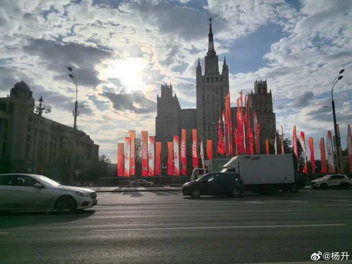 俄罗斯免签“说走就走”?中国游客务必做好功课,这是一个战争中的国家