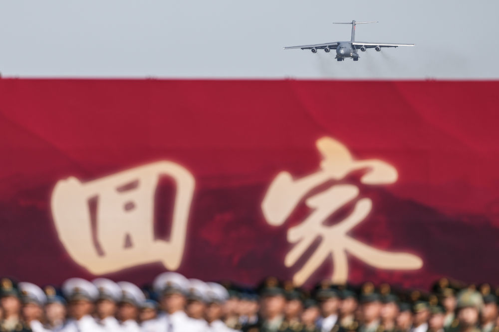 9月12日，第十二批在韩中国人民志愿军烈士遗骸回国。这是在沈阳桃仙国际机场，接运烈士遗骸回国的运-20专机即将降落。新华社记者 潘昱龙 摄