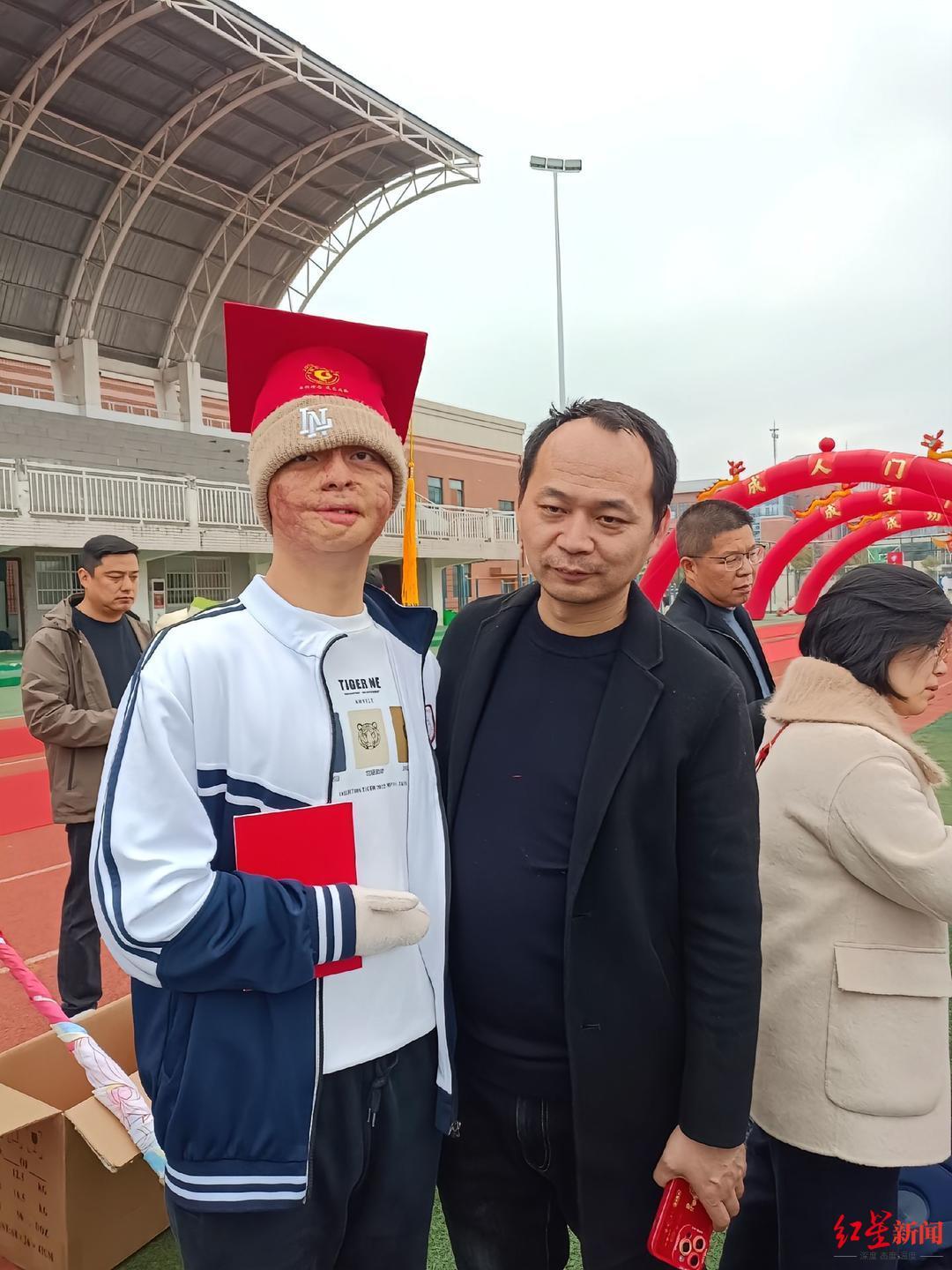 ▲方益凡和班主任