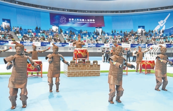 昨天,在2025世界人形机器人运动会表演赛群体舞蹈的决赛中,一名人类舞者和九名机器人舞者共同表演了舞蹈《秦俑魂》,夺得比赛冠军。 本报记者 和冠欣摄