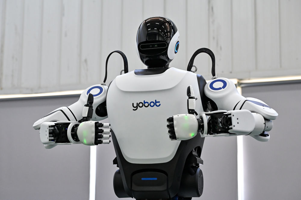 7月3日,在位于安徽省芜湖市的科技公司内,一款人形机器人在做手势。新华社记者 张铖 摄