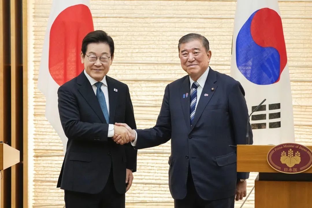 8月23日,在日本东京,韩国总统李在明(左)与日本首相石破茂在共同记者会后握手。新华社/共同社